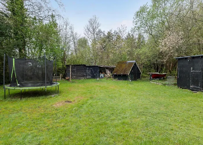 Дом отдыха Lovely In With Wifi *